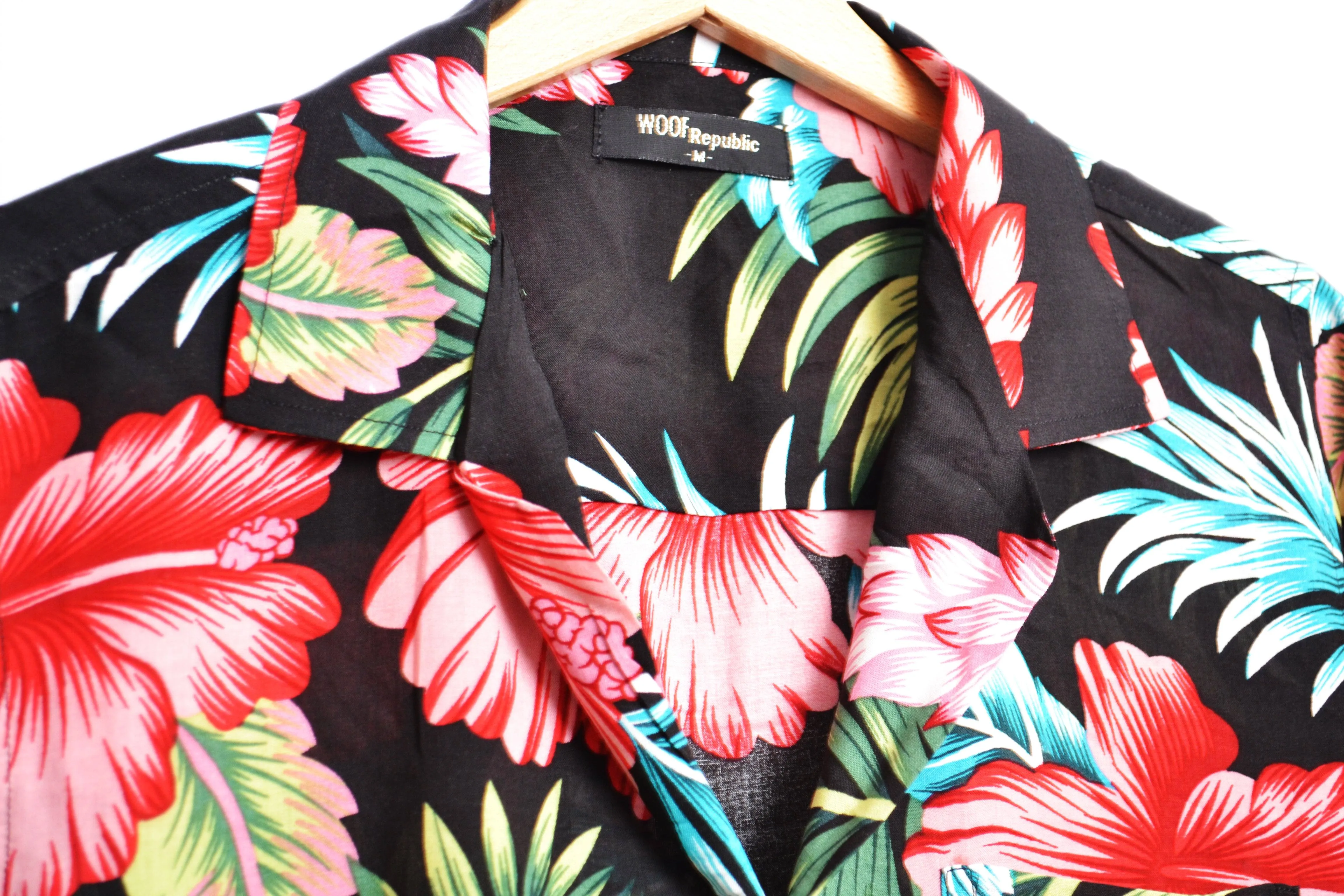 Chemise hawaienne noire à fleurs rouges